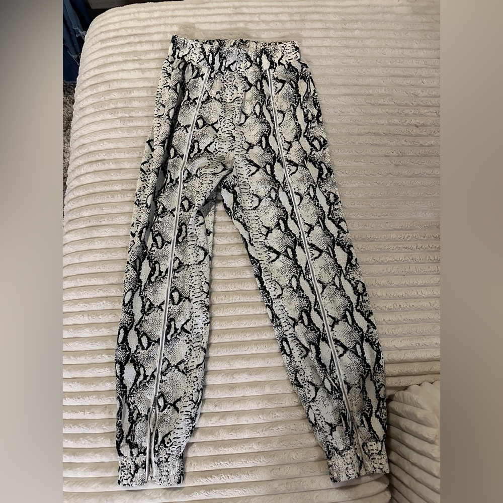 Fashion Nova Quick Zip Satin Joggers Snake - S